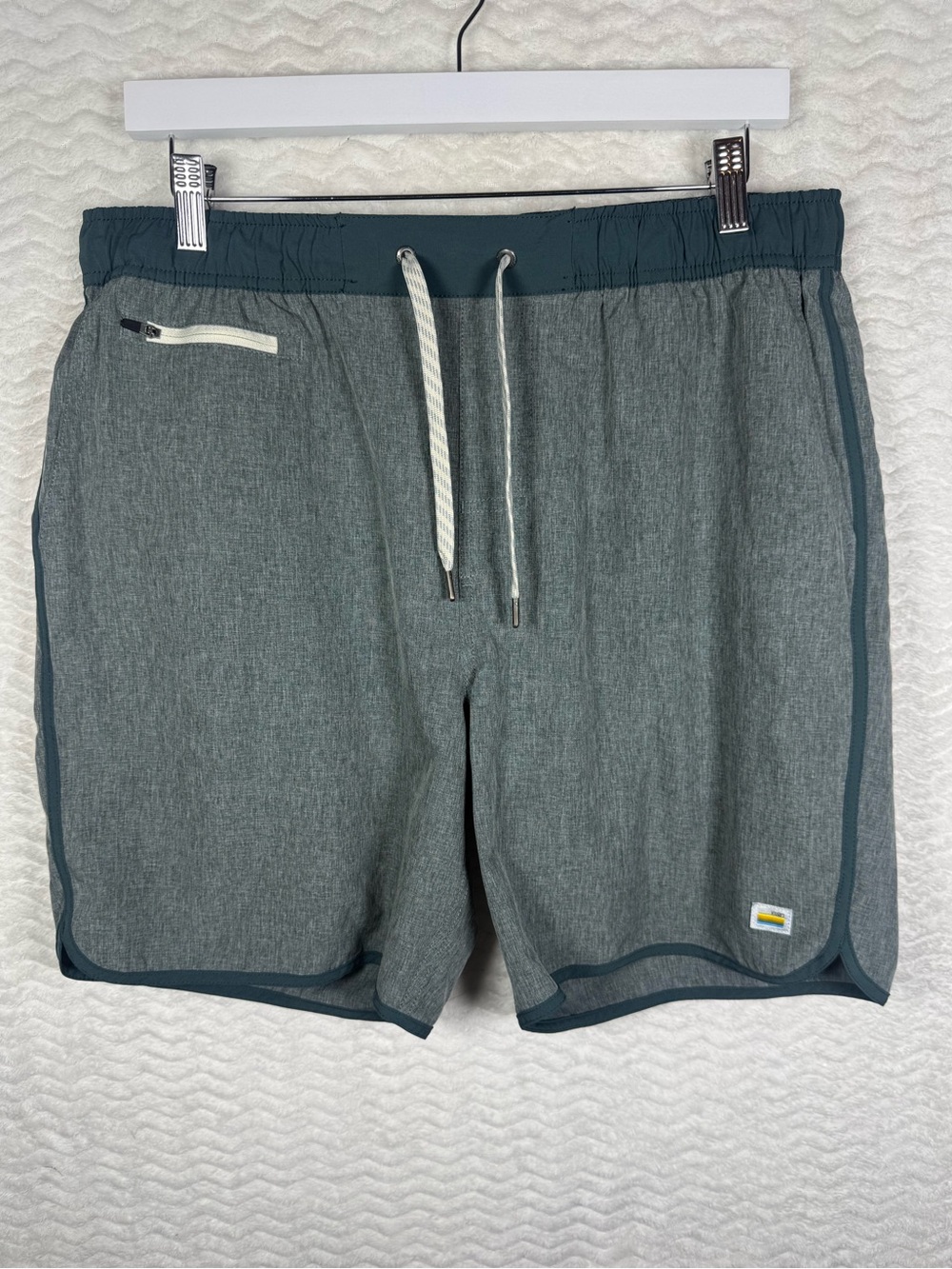 Vuori Banks Men's Green Athletic Hybrid Shorts with Dark Trim. So stylish 🤩😎